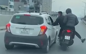 Hai thanh niên đi xe máy lạng lách tạt đầu, dọa giết nữ tài xế ôtô
