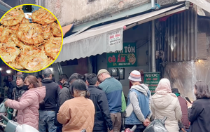Cảnh tượng khách nước ngoài xếp hàng chờ ăn bánh tôm ở một khu chợ tại Hà Nội khiến nhiều người bất ngờ