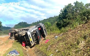 Xe đầu kéo lật trên cao tốc La Sơn - Túy Loan, tài xế chết kẹt trong ca bin