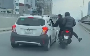 2 người đi xe máy tạt đầu, đánh tài xế ô tô trên đường Vành đai 2 có thể đối diện hình phạt nào?