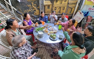 Rộn ràng bữa cơm tất niên xóm chạy thận