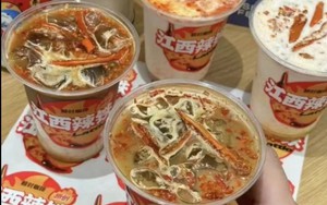 Lại thêm đồ uống độc lạ gây bão mạng Trung Quốc: Cà phê nhưng rắc đầy ớt, bán 300 cốc/ngày - Liệu Việt Nam có đu trend?