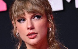 Taylor Swift nằm không 'dính đạn'