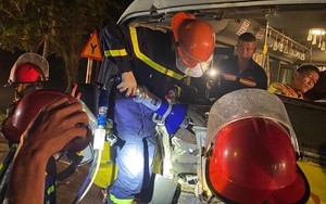 Cắt thành thùng xe buýt để giải cứu nạn nhân bị mắc kẹt sau tai nạn ở Nghệ An