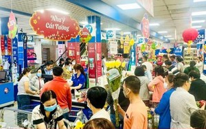 Người dân TP.HCM đổ xô mua sắm Tết, siêu thị quyết định mở cửa đến đêm
