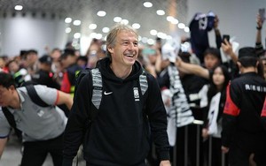 HLV Klinsmann bị NHM Hàn Quốc 'quây', ném vật thể lạ ở sân bay