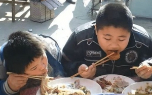 Vui vẻ dẫn con trai đi họp lớp cùng, đến lúc về nhà, tôi chết lặng khi kiểm tra tin nhắn điện thoại