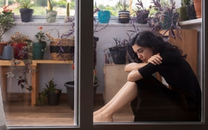 Trong lúc chờ tàn hương cúng Giao thừa, chồng nắm tay tôi thông báo một chuyện chấn động