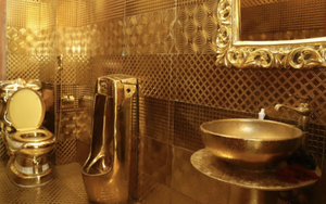 Hoa mắt với lâu đài dát vàng của "đại gia đồng nát" ở Nghệ An, đến toilet cũng phủ vàng bóng loáng