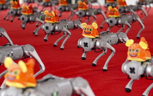 Giới khoa học Trung Quốc sáng chế "chó robot cầm súng": Chê người Mỹ giờ vẫn chưa biết cách làm