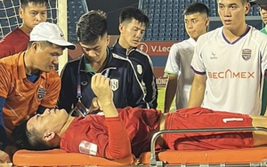 Thủ môn SLNA gục ngã, được đưa đi cấp cứu