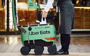 Ngày tàn của nghề giao đồ ăn: 'Shipper robot' xuất hiện tại Nhật Bản, có thể làm việc không ngừng nghỉ cả ngày, bất kể mưa nắng, thùng đồ chứa được 20kg