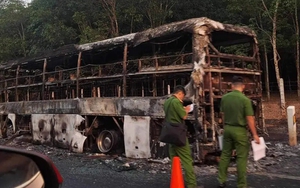 Hình ảnh xe khách cháy rụi trên đường cao tốc Phan Thiết - Dầu Giây
