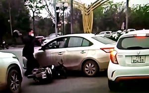 Clip TNGT: Toàn cản vụ va chạm ô tô, thanh niên đi xe máy vác mũ bảo hiểm đập vỡ kính Toyota Vios