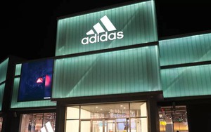 Adidas chao đảo sau khi cắt đứt quan hệ với một ca sĩ