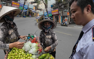 Khách Tây mua táo trên phố Hà Nội bị "chặt chém" 200 nghìn, anh bảo vệ tới giải vây và cái kết hả hê