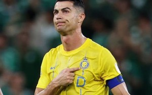 Ronaldo bị ném chai lọ khi ghi bàn từ chấm 11m