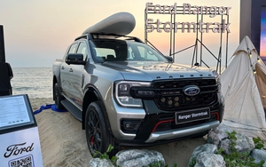 Ảnh thực tế Ford Ranger Stormtrak tại Việt Nam: Giá dự kiến 1,059 tỷ, nhiều trang bị hơn Wildtrak, tháng sau mở bán