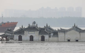 Bí ẩn ngôi chùa cổ sừng sững giữa con sông dài nhất Trung Quốc