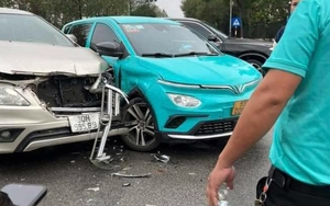 Ảnh TNGT: Toyota Innova vỡ nát đầu xe sau cú đâm vào xe điện Xanh SM