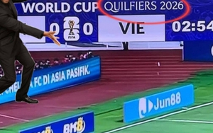 CĐV "check VAR" tiếng Anh trong trận Việt Nam - Indonesia vừa qua: Sự lên ngôi của các cảnh sát chính tả!