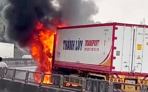 Quảng Bình: Xe container bốc cháy dữ dội khi qua đèo Lý Hòa