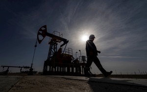 Giá dầu tăng khi rủi ro địa chính trị làm trầm trọng thêm những lo ngại về nguồn cung
