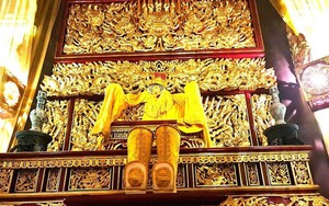 Chính điện bằng gỗ lớn nhất Việt Nam: Long sàng, ngai vua, đồ nội thất bên trong đều được dát vàng