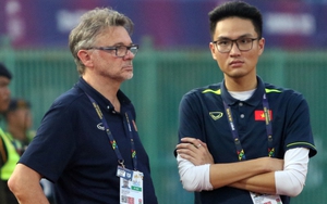 HLV Troussier bị CĐV Việt Nam hắt nước vào người, sân Mỹ Đình đồng thanh hô lớn: "Troussier out"!