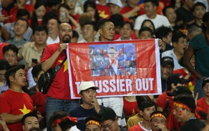 Quẳng Quang Hải trên băng ghế dự bị, HLV Troussier lần thứ ba "thua lấm lưng trắng bụng" đầy thảm hại trước Indonesia