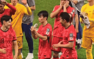 Khoảnh khắc hot nhất bóng đá xứ Hàn: Son Heung-min dang tay ôm chầm Lee Kang-in, bao giận hờn như tan biến!