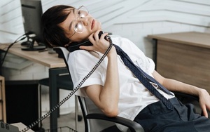 Đang đi du lịch thì sếp gọi điện, giao việc ngoài giờ: Người thường "đồng ý" ngay dù khó chịu, người EQ trả lời đủ khôn khéo, được lòng người