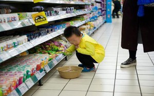 Cháu trai 5 tuổi làm vỡ hộp trứng trong siêu thị, bị nhân viên đòi bồi thường gấp 10 lần: Bà nội bình tĩnh nói 1 câu liền được khen ngợi vì tinh tế