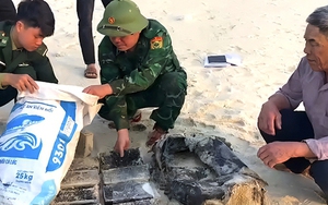 "Vật thể lạ" nguy hiểm trôi dạt bờ biển Quảng Bình