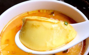 Khi làm trứng hấp đừng chỉ cho nước mà hãy thêm “muỗng này” vào sẽ mịn, mềm và không tanh