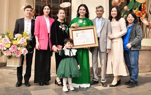 Cha mẹ từ Nghệ An ra mừng Phạm Phương Thảo nhận danh hiệu NSND