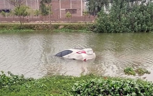 Ảnh TNGT: Toyota Vios chìm nghỉm giữa sông, nghi tài xế đạp nhầm chân ga