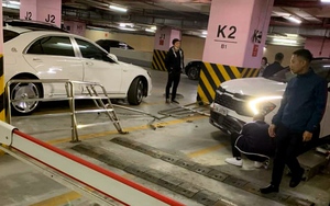 Ảnh TNGT: Di chuyển không quen đường, KIA Sportage đâm nát hông Mercedes-Benz S-Class