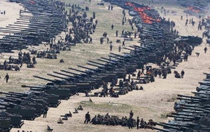 Sự thật bức ảnh "dàn xe bọc thép và pháo binh Iran" xếp kín bờ biển, sẵn sàng tấn công Israel