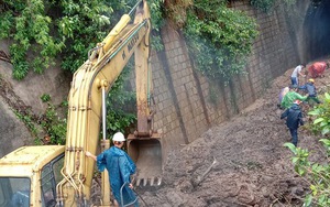 NÓNG: Sạt lở hầm ở đèo Cả, đường sắt tê liệt