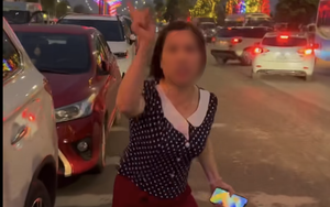 Mâu thuẫn chỗ đỗ xe, người phụ nữ lao vào hành hung thanh niên: Ngán ngẩm đoạn clip