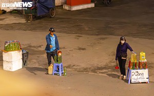 'Cây xăng di động' bán giá cắt cổ, mọc trên vỉa hè Hà Nội