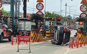 Clip TNGT: Mercedes-Benz GLC lật nghiêng, chặn cứng trạm thu phí An Sương - An Lạc