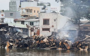 Hiện trường tan hoang sau vụ cháy dãy nhà ven kênh Tàu Hủ