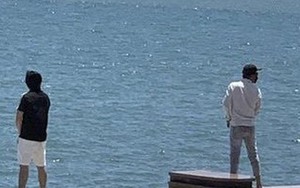 Hình ảnh 2 du khách ngang nhiên tiểu bậy trên kè biển Vũng Tàu gây "dậy sóng”