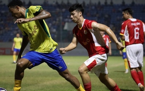 Khoảnh khắc đẹp trận cầu giữa ngôi sao bóng đá Việt Nam và Brazil trên SVĐ Hòa Xuân
