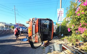 Tránh xe máy băng qua đường, ô tô chở hơn 40 công nhân lật nghiêng