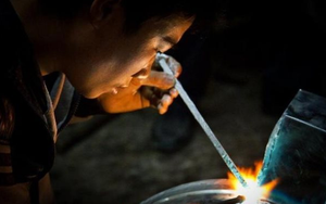 Thanh niên thất nhiệp bỗng mua nhà to tiền tỷ, xế hộp xịn, cảnh sát ập đến khám xét, phanh phui chân tướng vụ việc chấn động 3 năm trước