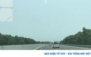 Tước bằng lái xe 3 tháng, phạt 15 triệu tài xế limousine đánh võng trên cao tốc