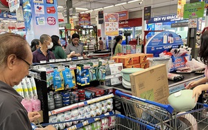 TP HCM: Dòng người đổ xô đến siêu thị, trung tâm thương mại “trốn nóng”